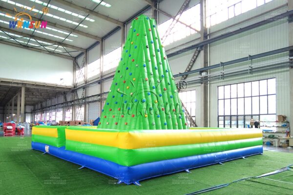 Kids' inflatable climbing mountain with safety mat